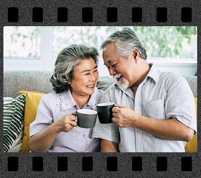 泛黃的家族黑白合照散落在亞麻布上，木框相片訴說著歲月的故事